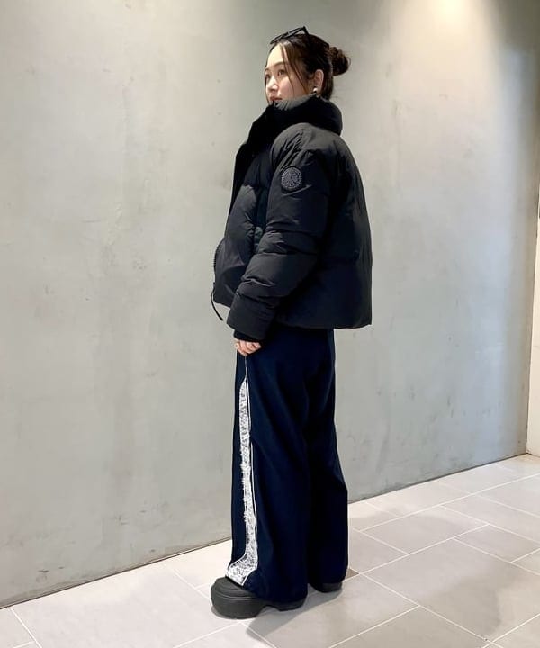 カタヤマ アヤさんの「BEAMS WOMEN｜サイド レース ラインパンツ」を使ったコーディネート