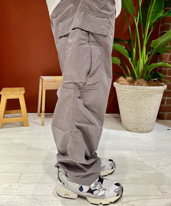 新里 京介さんの「BEAMS WOMEN｜BEAMS / ビッグ 6ポケット カーゴパンツ」を使ったコーディネート