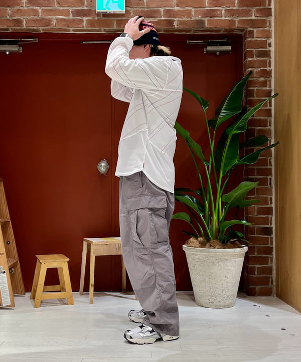 新里 京介さんの「BEAMS WOMEN｜BEAMS / ビッグ 6ポケット カーゴパンツ」を使ったコーディネート