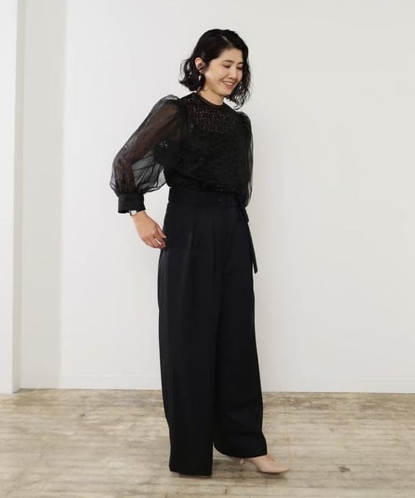 松元 晴佳さんの「BEAMS WOMEN｜バックル 2タック ワイドパンツ」を使ったコーディネート