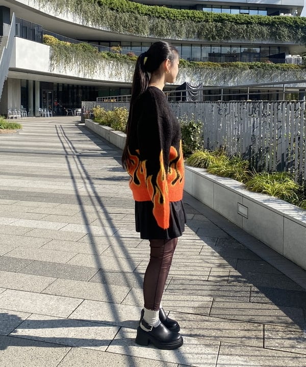 ayaさんの「BEAMS WOMEN｜フラワー クロス ラリエット ネックレス」を使ったコーディネート