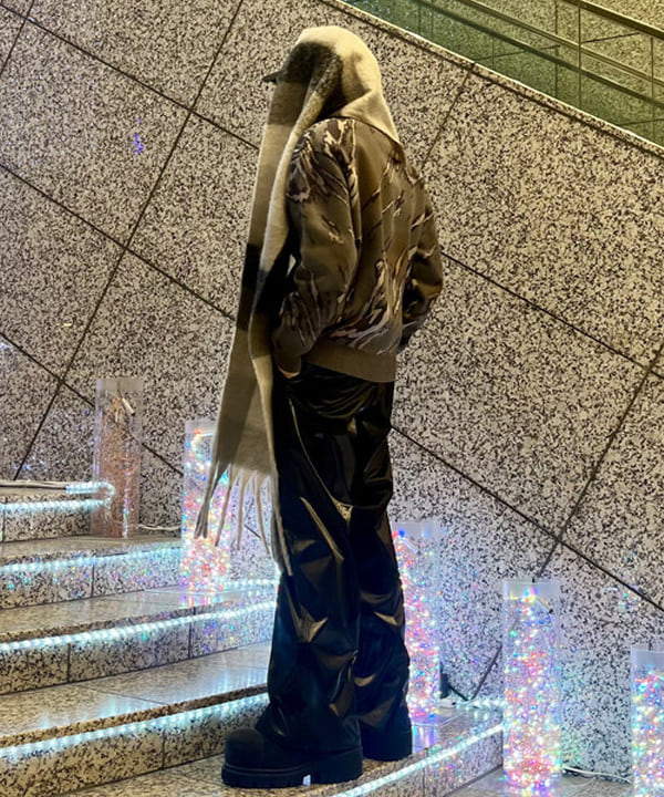 トラ吉さんの「BEAMS WOMEN｜デジタルマーブル フェード クルーネックニット」を使ったコーディネート