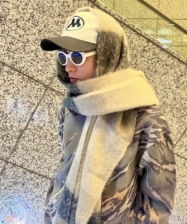 トラ吉さんの「BEAMS WOMEN｜デジタルマーブル フェード クルーネックニット」を使ったコーディネート