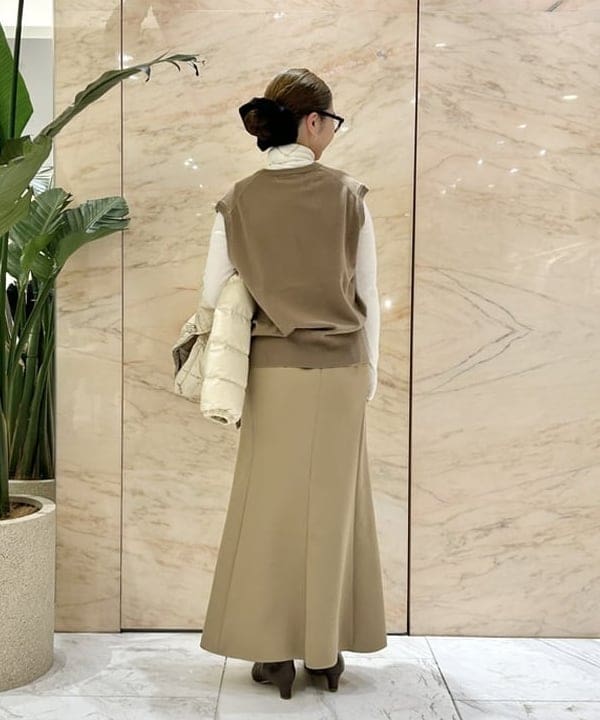 佐藤 美樹さんの「BEAMS WOMEN｜extreme cashmere / SPENCER ニット ベスト」を使ったコーディネート