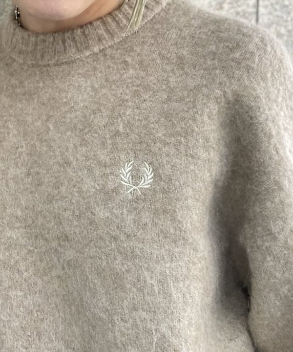 マツミヤさんの「BEAMS WOMEN｜FRED PERRY / 別注 フラッフィ クルーネックニット」を使ったコーディネート