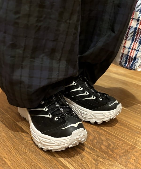三宅 康平さんの「BEAMS WOMEN｜HOKA / MAFATE THREE 2」を使ったコーディネート