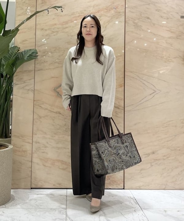 関 桂子さんの「BEAMS WOMEN｜バックル 2タック ワイドパンツ」を使ったコーディネート