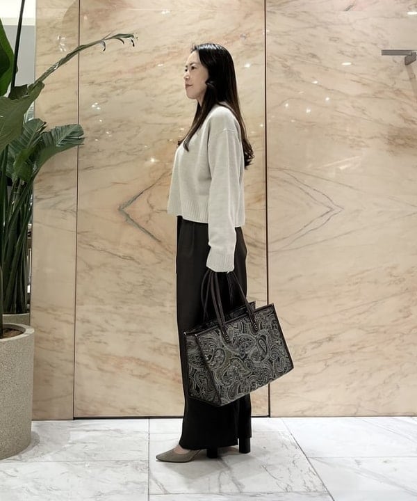 関 桂子さんの「BEAMS WOMEN｜バックル 2タック ワイドパンツ」を使ったコーディネート
