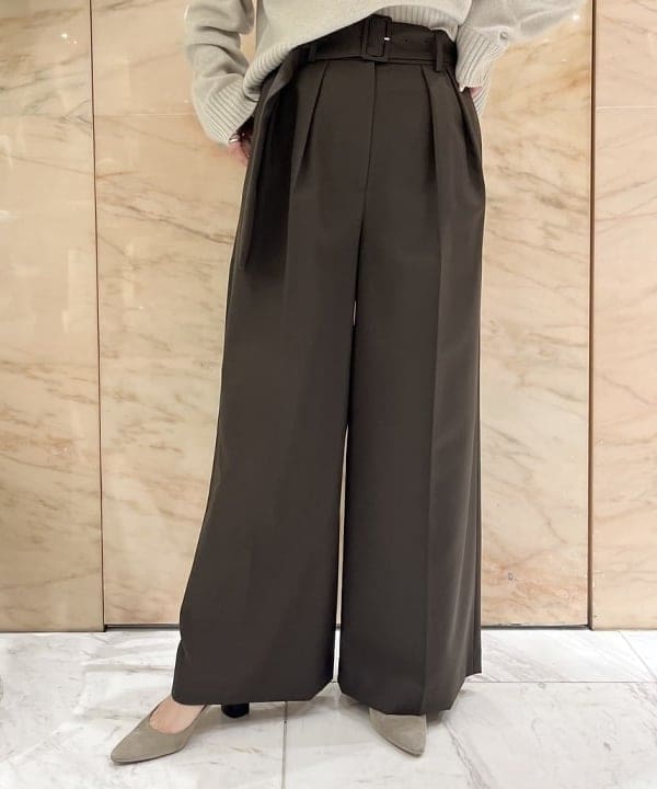 関 桂子さんの「BEAMS WOMEN｜バックル 2タック ワイドパンツ」を使ったコーディネート